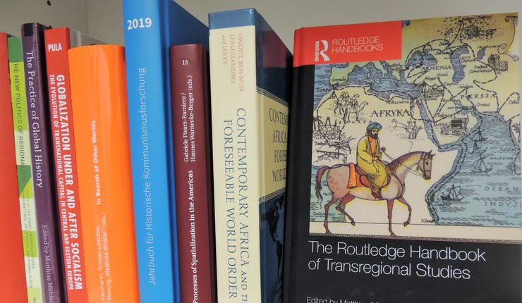 Bücherregal mit Publikationen des SFB 1199